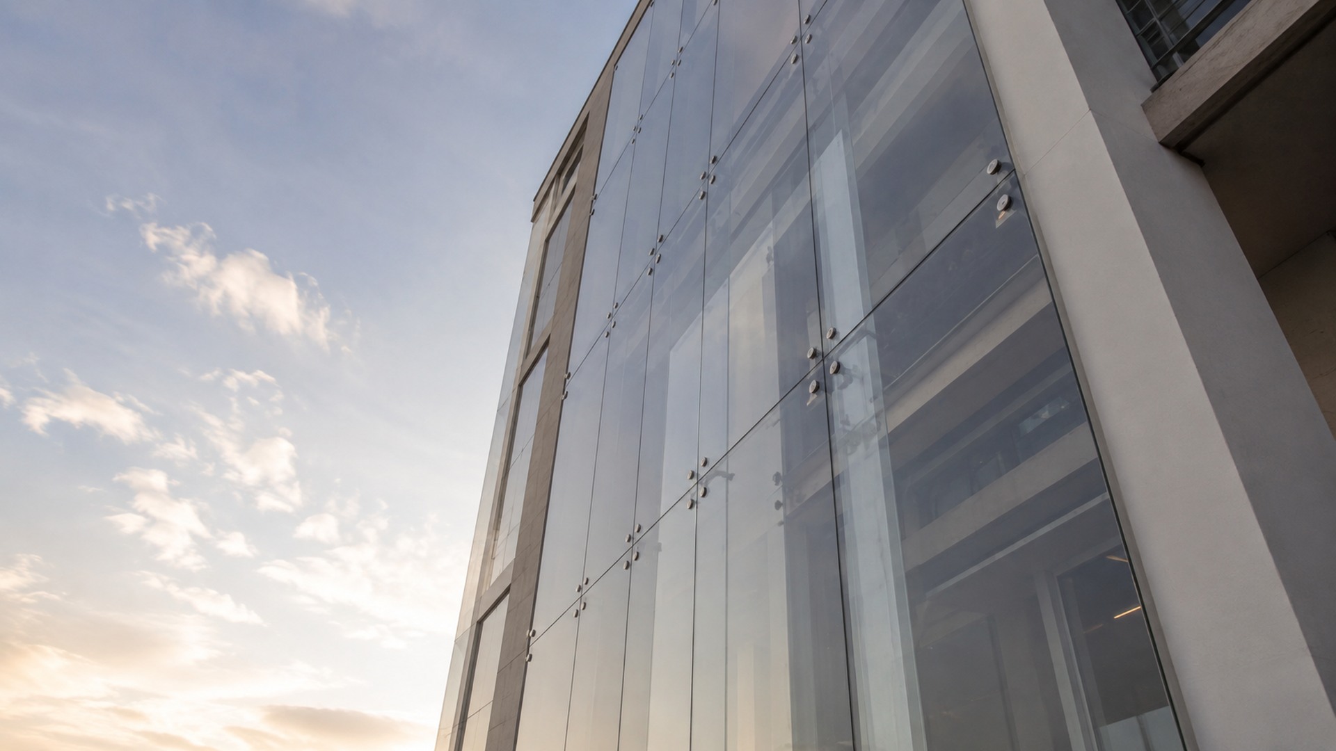 Fachada estrutural em pele de vidro com sistema Atlanta Glazing