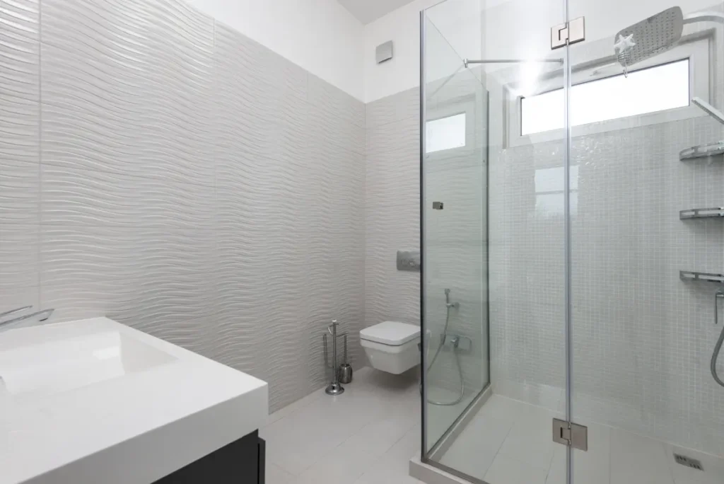 Box de vidro de abrir com dobradiças de inox em banheiro branco