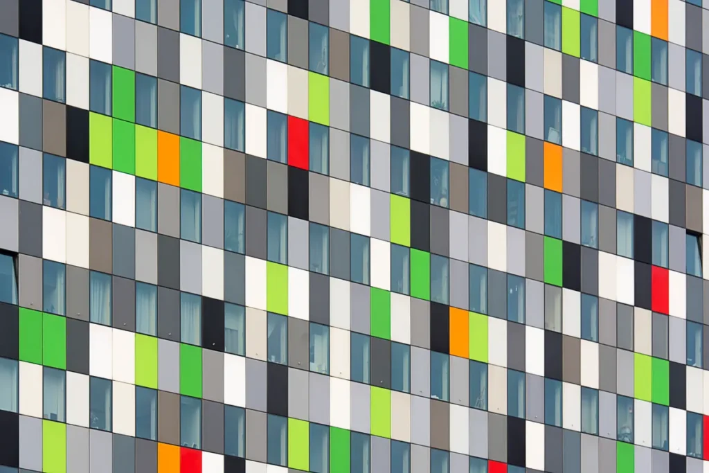 Fachada revestida com painéis compostos em várias cores