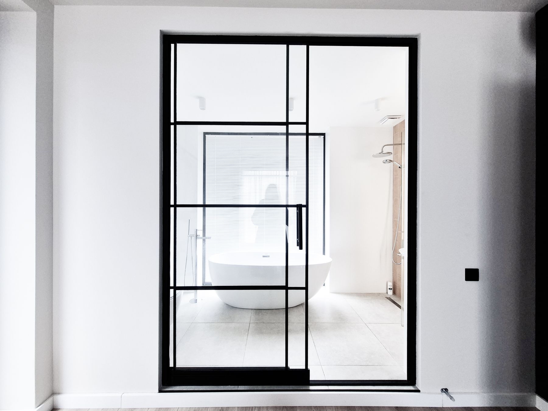 Porta de correr de alumínio linha minimalista Schüco AS SC 30 com perfil extrafino
