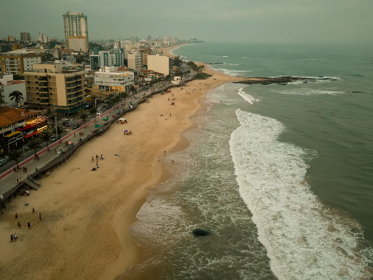 Vista aérea da orla de Macaé, RJ, com prédios e praia