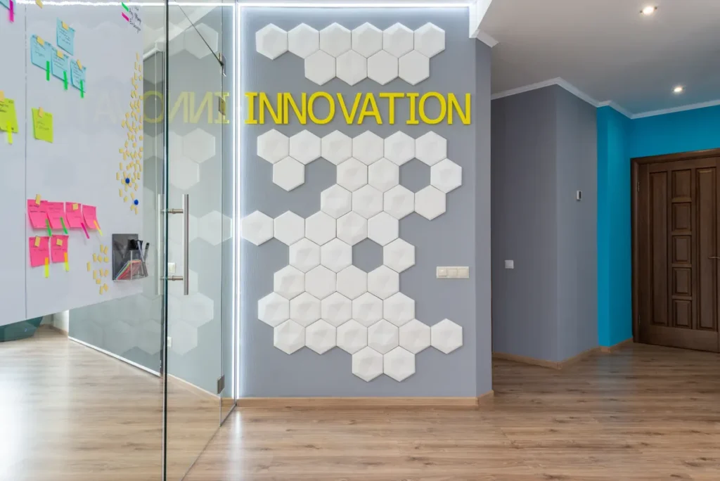 Parede de vidro com película decorativa em ambiente corporativo