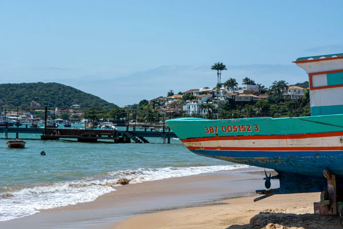 Barco na areia de praia em Armação dos Búzios, RJ