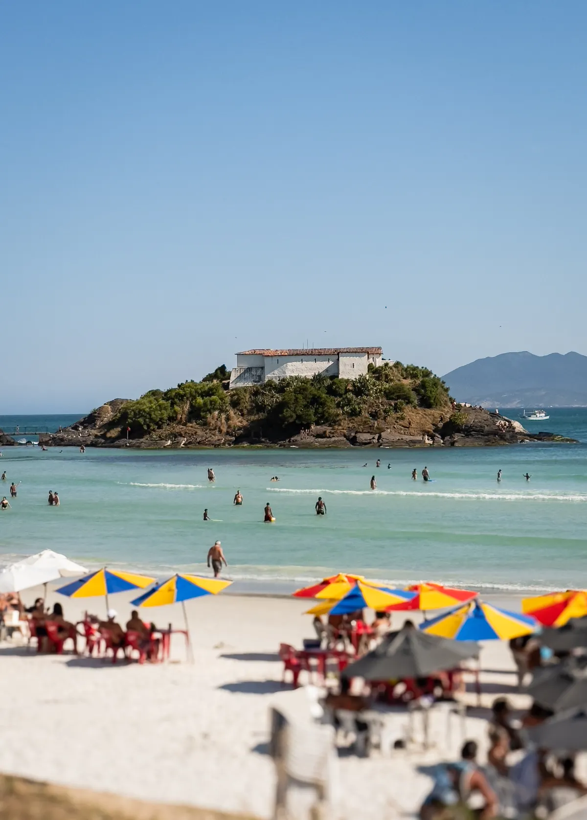 Praia do Forte em Cabo Frio, RJ, com o forte ao fundo
