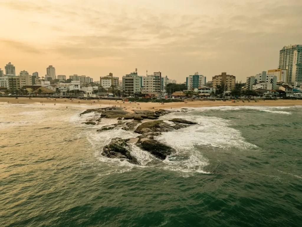 Praia dos Cavaleiros em Macaé, RJ, ao entardecer